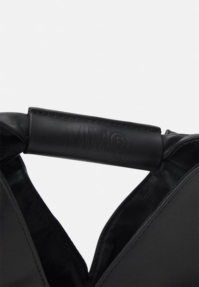 Bolsa preta com um exterior de couro liso, apresentando um logótipo em relevo numa pega estruturada e um forro interior suave.