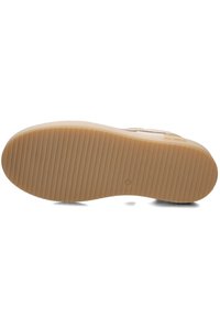 Sneakerzool met een getextureerde tan rubberen onderkant; heeft horizontale groeven voor grip en een gladde rand. Geen zichtbare branding.