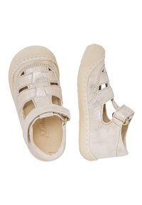 Sandales pour enfants en métal doré avec un dos fermé, une pointe ouverte et un design découpé. Fermeture à bande Velcro et semelle en caoutchouc texturée.