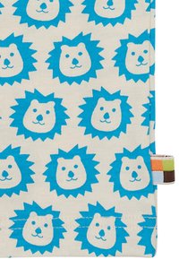 Blaue Löwenköpfe auf einem cremefarbenen Hintergrund, umgeben von stacheligen blauen Mähnen. Auf der Seite befindet sich ein mehrfarbiges Stoffetikett. Baumwollmaterial.