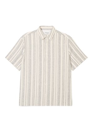 Camisa de botones de manga corta en color crema con rayas verticales en azul marino y un sutil detalle texturizado. Cuello y cierre frontal con botones.