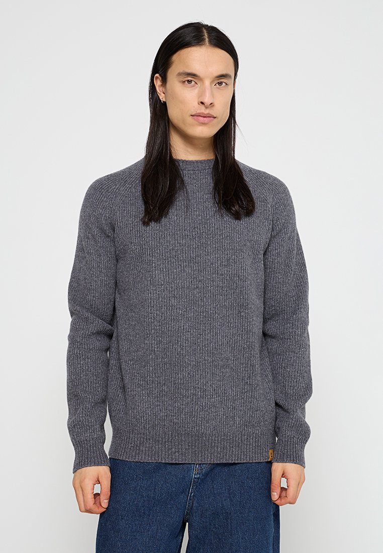 Maglione grigio a coste con scollo rotondo e maniche lunghe, realizzato in un tessuto testurizzato, con un piccolo tag del marchio all'orlo.
