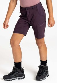 Lila Outdoor-Shorts mit mehreren Taschen und einer seitlichen Tasche mit Reißverschluss, kombiniert mit schwarzen Wanderschuhen und schwarzen Socken.