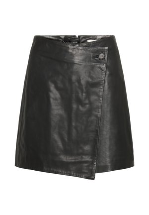 Fustă din piele neagră, cu un design simplu, tăietură dreaptă, închidere cu buton pe față și un finisaj curat la tiv.