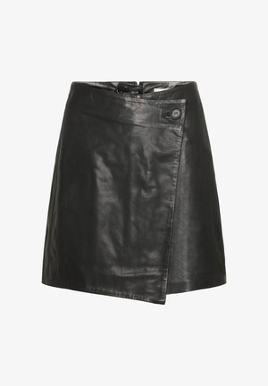 Zwarte leren wikkelrok met een gladde textuur, rechte snit, sluiting met knopen aan de voorkant en een nette afwerking aan de zoom.