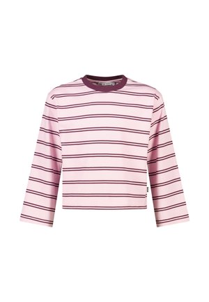 Langwerpig cropped shirt met lichtroze basis en donkerroze horizontale strepen, ronde donkerroze halslijn, zonder zichtbare knopen of sluitingen.