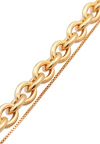 Catena in metallo dorato con anelli arrotondati e una finitura liscia e lucida, accompagnata da una catena più sottile e texture accanto ad essa.