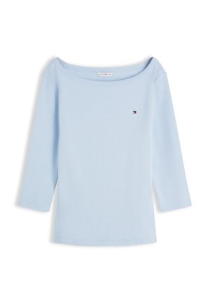 Hellblaues Damenoberteil mit langen Ärmeln, weiter runder Ausschnitt und kleinem Tommy Hilfiger-Logo auf der linken Brust.