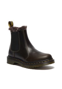 Stivale Chelsea in pelle marrone con fodera in pelliccia, pannelli laterali elastici e suola in gomma nera. Caratterizzato da un tassello giallo e dettagli di cucitura arancioni.