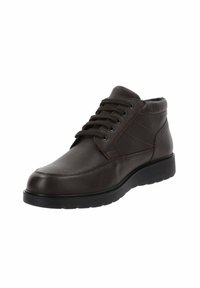 Bruine leren enkelboots met ronde neus, zes oogjes voor veters, textuur bovenkant, contrasterende stiksels en een zwarte rubberen zool.