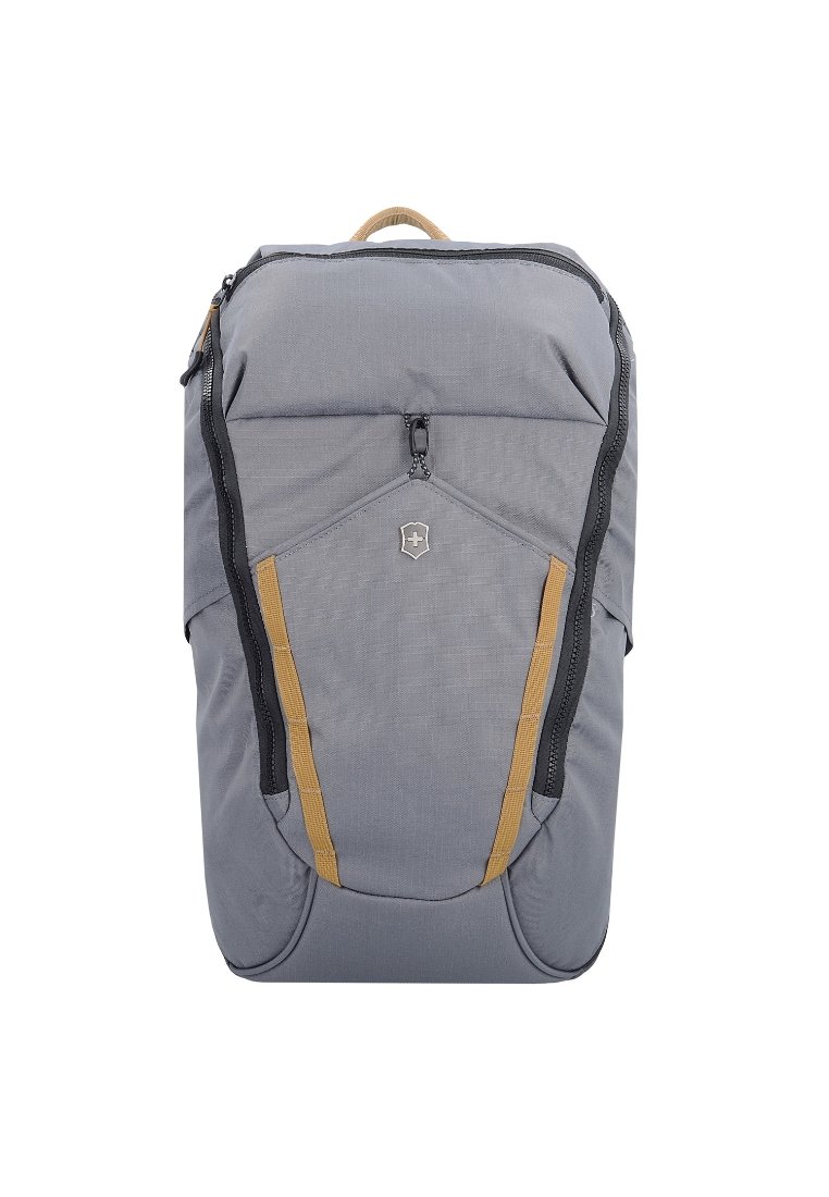 Mochila gris hecha de un tejido duradero, con cremalleras negras, detalles en color marrón claro, y una forma estructurada con un panel trasero acolchado y bolsillos laterales.