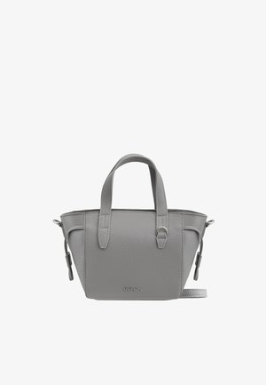 Szara skórzana torba o fakturowanej powierzchni, z dwoma krótkimi uchwytami, regulowanym paskiem na ramię i logo z przodu. Kompaktowy, trapezowy kształt.