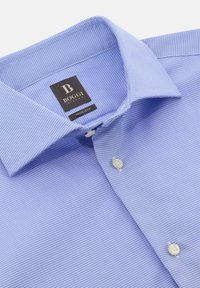 Camicia a quadri blu realizzata in tessuto leggero, con colletto classico, bottoni bianchi e un'etichetta con la scritta "BOGGI MILANO, REGULAR FIT."