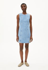 Denim jurk met een getailleerde pasvorm, lichtblauwe kleur, mouwloos ontwerp, verticale stiksels en een gele labelaccent. Soepele textuur.