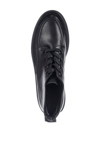 Scarpa in pelle nera con punta rotonda, design con lacci, superficie texturizzata e suola leggermente rialzata con dettagli di cucitura.