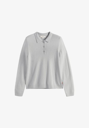 Maglione polo a maniche lunghe di colore grigio chiaro in morbido tessuto a maglia, con colletto, finta abbottonatura a tre bottoni e orlo a coste con un piccolo dettaglio arancione.