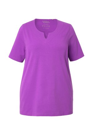 Paarse kortpols t-shirt met een V-hals en een relaxte pasvorm. Gemaakt van zacht, lichtgewicht katoen met een gladde textuur.