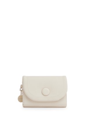Portafoglio compatto in pelle beige con patta frontale e chiusura a bottone rotondo, con un piccolo charm con cerniera sul lato.