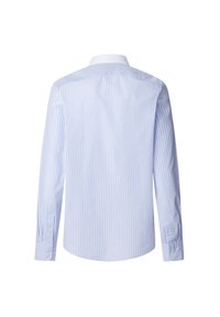 Camisa de manga larga a rayas azul claro con cuello blanco, puños de botón y dobladillo curvado, hecha de una tela suave. Se muestra vista trasera.