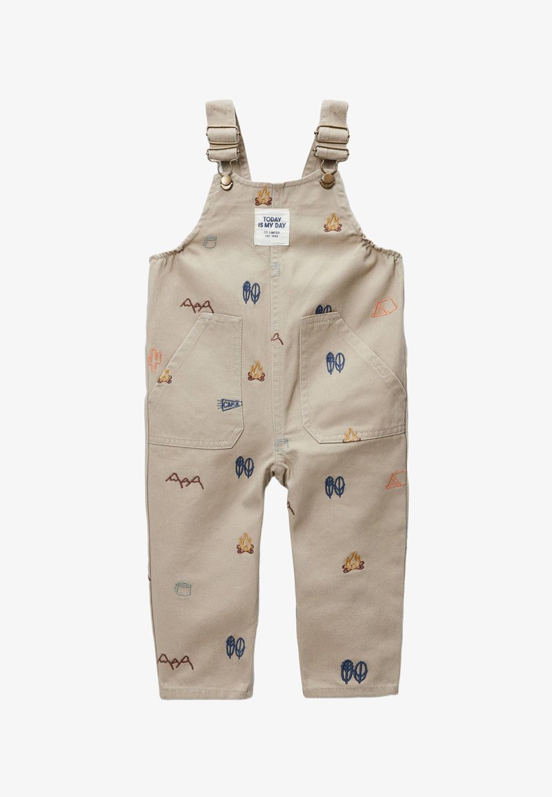 Salopette beige pour enfants avec broderies sur le thème du camping, comprenant des tentes, des feux de camp, des montagnes et des arbres, dotée de poches avant et de bretelles réglables.