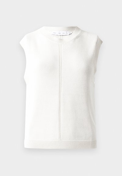 Biały bezrękawnik z dzianiny z okrągłym dekoltem, żebrowanym dołem i teksturowanym materiałem. Ma centralny szew biegnący pionowo.