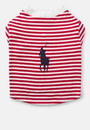 Camisa polo às riscas vermelhas e brancas com um colarinho branco. Apresenta um jogador de polo bordado em preto montado num cavalo. Material de algodão.