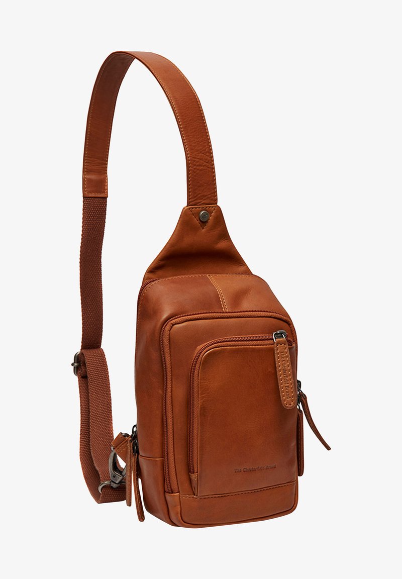 Borsa a tracolla in pelle di un ricco marrone con una finitura testurizzata, tracolla regolabile, tasca frontale con zip e un distintivo design a triangolo nella parte superiore.