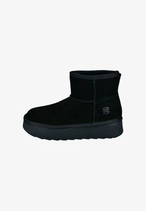 Schwarze Wildleder-Stiefelette mit runder Zehenpartie, gepolstertem Schaft und strukturiertem Gummisohle. Mit einem dezenten Logo an der Seite.