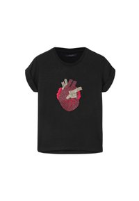 Μαύρο κοντομάνικο μπλουζάκι με γυρισμένα ρεβέρ, διακοσμημένο με ένα λεπτομερές γραφικό ανατομικής καρδιάς σε κόκκινο και μπεζ στο κέντρο μπροστά.
