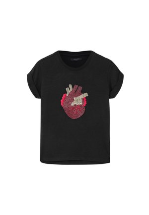 Μαύρο κοντομάνικο μπλουζάκι με γυρισμένα ρεβέρ, διακοσμημένο με ένα λεπτομερές γραφικό ανατομικής καρδιάς σε κόκκινο και μπεζ στο κέντρο μπροστά.