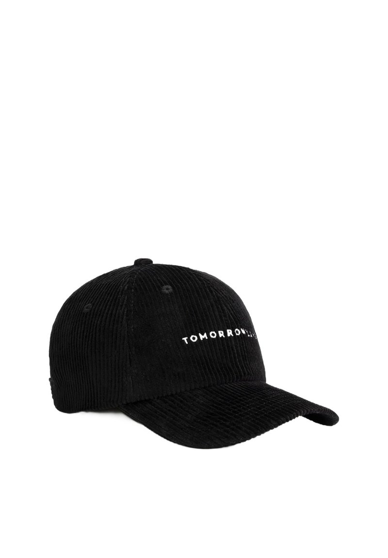 Zwarte corduroy pet met een voorgebogen klep, voorzien van witte geborduurde tekst "TOMORROW" aan de voorkant. De textuur is ribbelig en zacht.