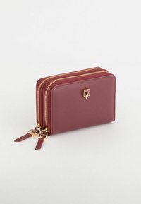 Portefeuille en cuir rouge texturé avec deux compartiments zippés, accents de quincaillerie dorée et forme rectangulaire. Les tirettes de fermeture éclair sont plates et en cuir.