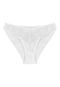 Białe koronkowe stringi z kwiatowym wzorem, falbaniastymi brzegami i gładkim centralnym panelem. Lekkie i delikatne w designie.