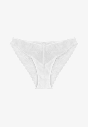 Białe koronkowe stringi z kwiatowym wzorem, falbaniastymi brzegami i gładkim centralnym panelem. Lekkie i delikatne w designie.