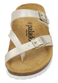 Ljus beige läder sandal med två justerbara remmar och metallspännen. Formad fotbädd i brun konstfilt, vit gummiyttersula.