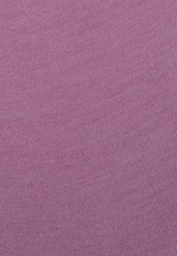 Tessuto a maglia viola con una superficie liscia, caratterizzato da un motivo a coste fine e uniforme. Nessuna cucitura visibile o dettagli hardware.