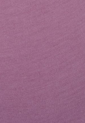 Tessuto a maglia viola con una superficie liscia, caratterizzato da un motivo a coste fine e uniforme. Nessuna cucitura visibile o dettagli hardware.