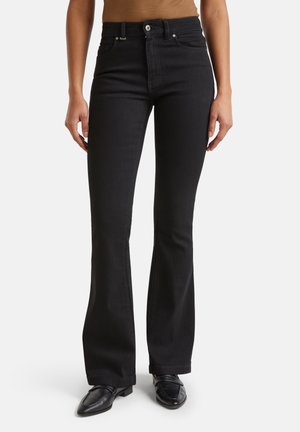 Jean noir évasé en denim, avec poches avant, fermeture éclair et taille ajustée. Texture lisse avec des coutures contrastées.
