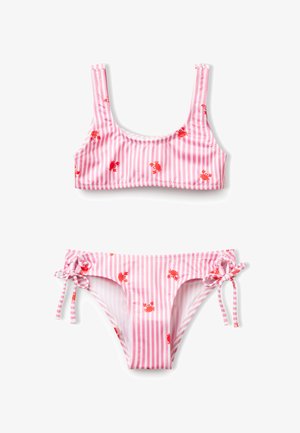 Różowy i biały bikini w paski z wzorem czerwonych krabów. Góra ma szerokie ramiączka; dół ma regulowane boki na sznurki. Gładka tekstura materiału.