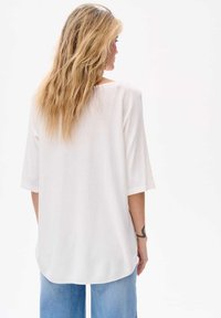 blue shadow T-shirt basic - white