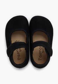 Zapatos planos de ante negros con punteras redondeadas, bordes elasticados y correa ajustable. Forro interior suave con el nombre de la marca impreso.