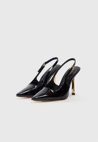 Pantofi cu toc înalt din piele sintetică neagră, cu toc deschis și vârfuri ascuțite, accentuați cu detalii de aur. Textură netedă, design minimalist.