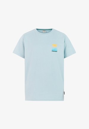 Lichtblauw T-shirt met ronde hals en gele zonafbeelding, gecombineerd met gele korte broek met een logo. Model draagt zwarte slippers en een enkelbandje.