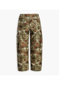 Spodnie cargo w wielokolorowym wzorze kamuflażowym, charakteryzujące się luźnym krojem, dwiema tylnymi kieszeniami oraz bocznymi kieszeniami cargo. Wykonane z materiału bawełnianego.