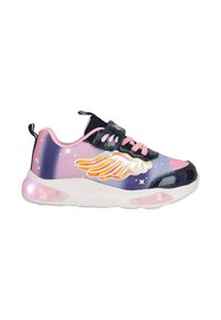 Sneaker mit einem Farbverlauf von Pink zu Lila, ausgestattet mit einem Flügelgrafik, funkelnder Textur, schwarzen Akzenten und leuchtenden Sohlen.