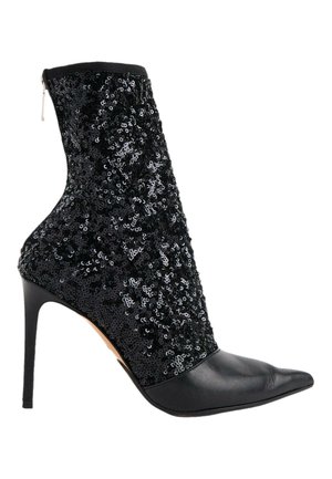 Bottine noire à talon haut, bout pointu et tige en tissu recouverte de sequins, avec fermeture éclair à l'arrière.