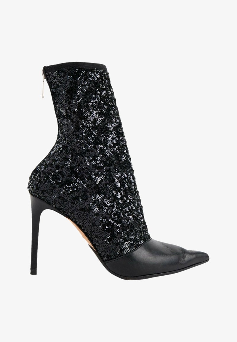 Bottine noire à talon haut, bout pointu et tige en tissu recouverte de sequins, avec fermeture éclair à l'arrière.