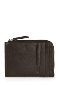 Billetera de cuero marrón con un acabado texturizado, que presenta un compartimento con cremallera y ranuras para tarjetas en un lado. Detalle de marca grabado sutil.