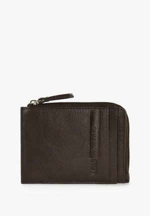Billetera de cuero marrón con un acabado texturizado, que presenta un compartimento con cremallera y ranuras para tarjetas en un lado. Detalle de marca grabado sutil.