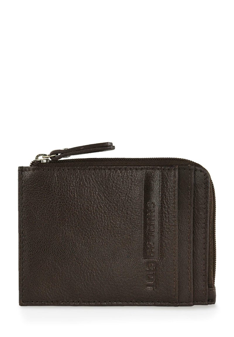 Billetera de cuero marrón con un acabado texturizado, que presenta un compartimento con cremallera y ranuras para tarjetas en un lado. Detalle de marca grabado sutil.